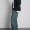 Jeans de cintura média, corte reto e estilo descontraído