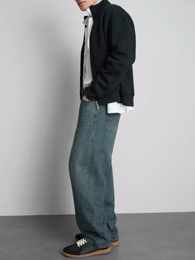 Jeans de cintura média, corte reto e estilo descontraído