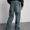 Jeans de cintura média, corte reto e estilo descontraído