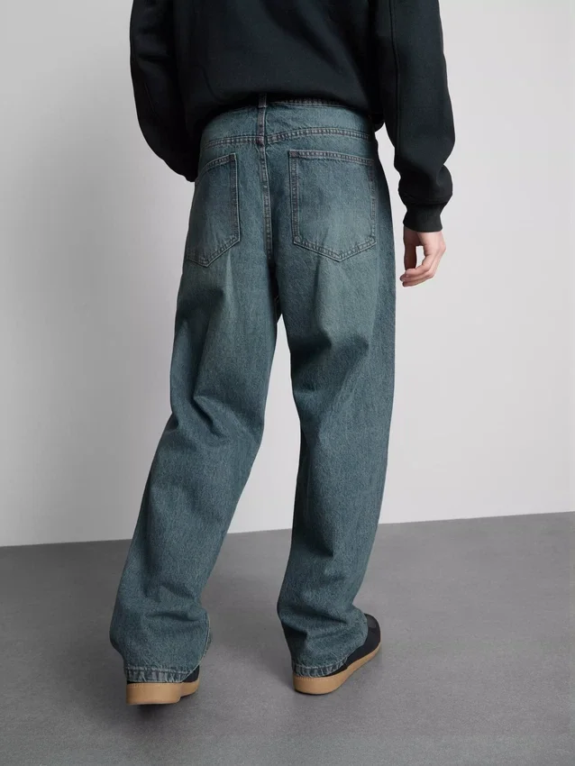 Jeans de cintura média, corte reto e estilo descontraído