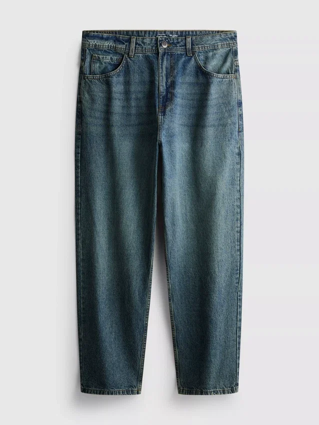 Jeans de cintura média, corte reto e estilo descontraído