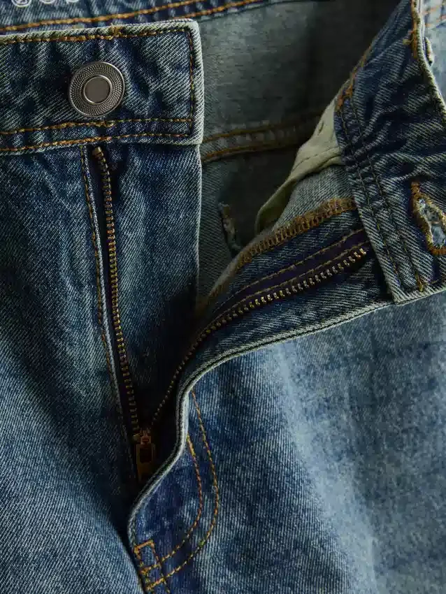 Jeans de cintura média, corte reto e estilo descontraído