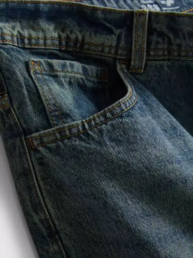 Jeans de cintura média, corte reto e estilo descontraído