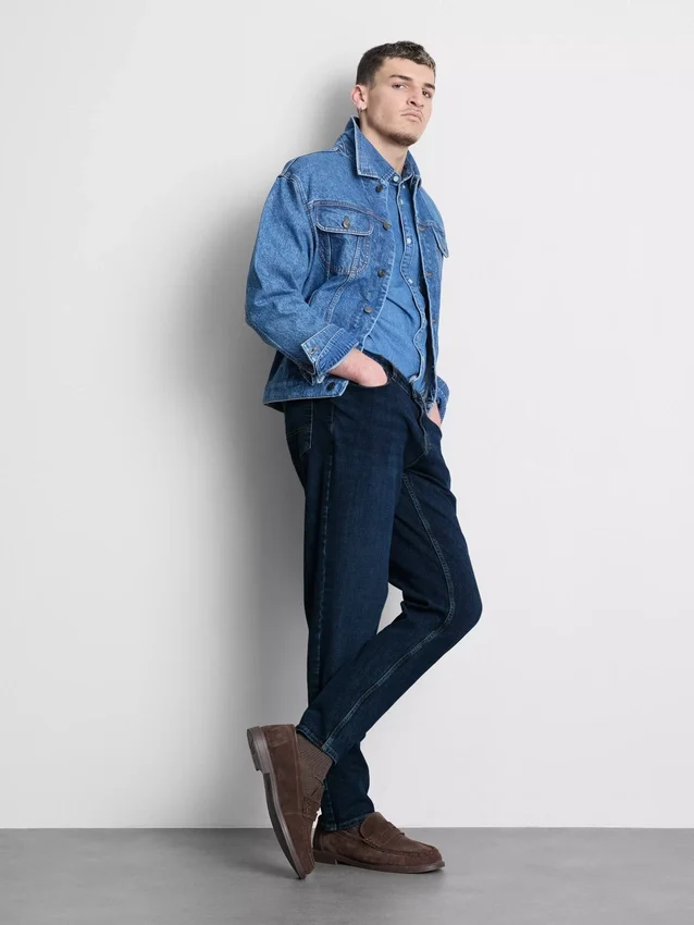 Jeans de cintura média e corte justo