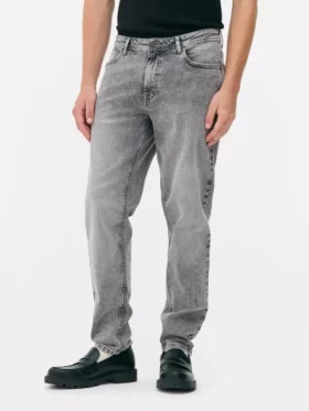Jeans de cintura média e corte justo