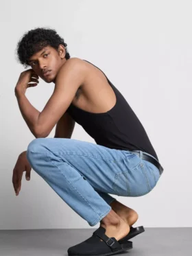 Jeans de cintura média e corte justo