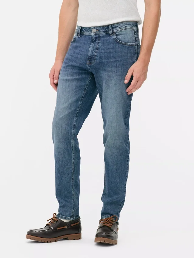 Jeans de cintura média e corte justo