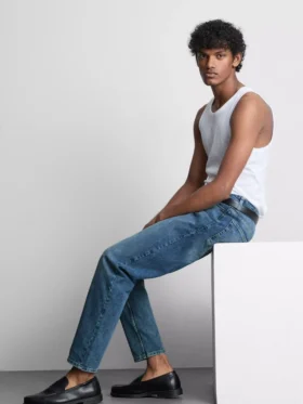 Jeans de cintura média e corte justo