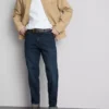 Jeans de cintura média e corte justo