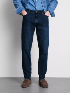 Jeans de cintura média e corte justo