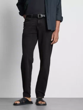 Jeans de cintura média e corte justo