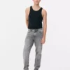 Jeans de cintura média e corte justo