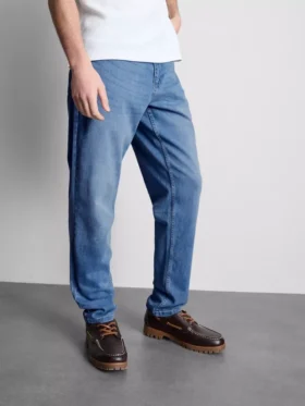 Jeans de cintura média e corte justo
