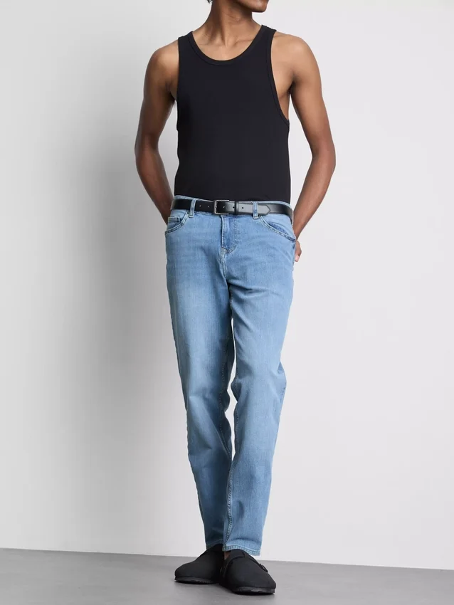 Jeans de cintura média e corte justo