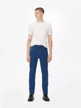 Jeans de cintura média e corte justo