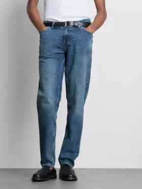 Jeans de cintura média e corte justo