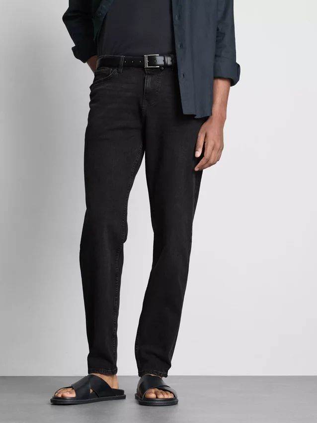 Jeans de cintura média e corte justo