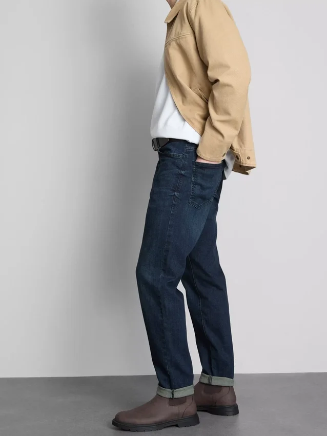 Jeans de cintura média e corte justo
