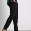 Jeans de cintura média e corte justo