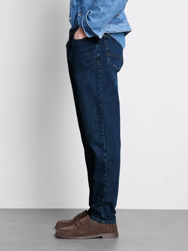 Jeans de cintura média e corte justo