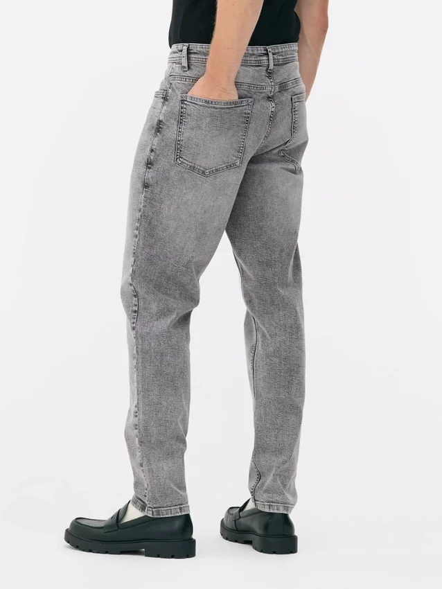 Jeans de cintura média e corte justo