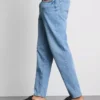 Jeans de cintura média e corte justo