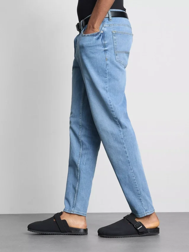 Jeans de cintura média e corte justo