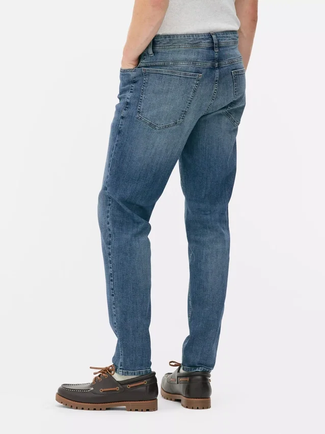 Jeans de cintura média e corte justo
