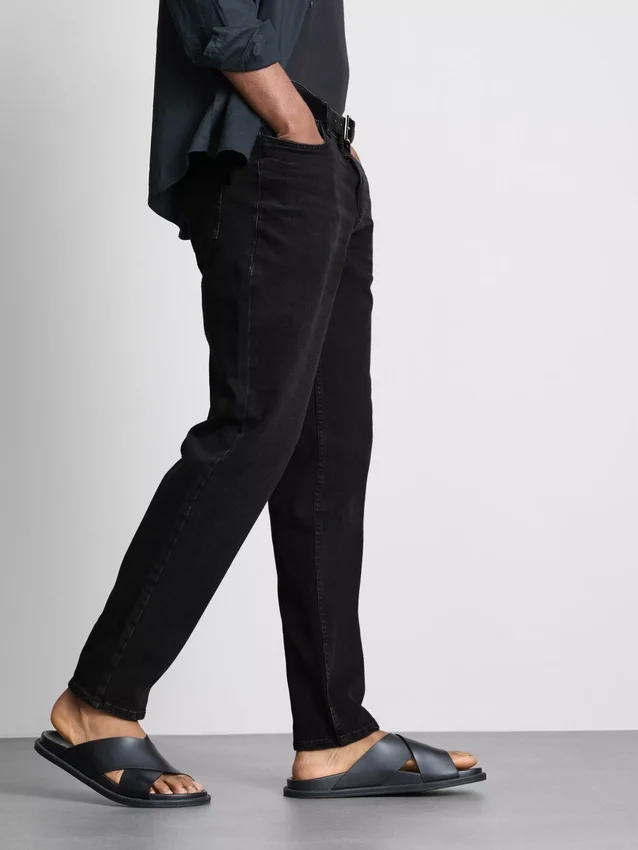 Jeans de cintura média e corte justo