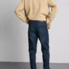 Jeans de cintura média e corte justo