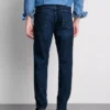 Jeans de cintura média e corte justo