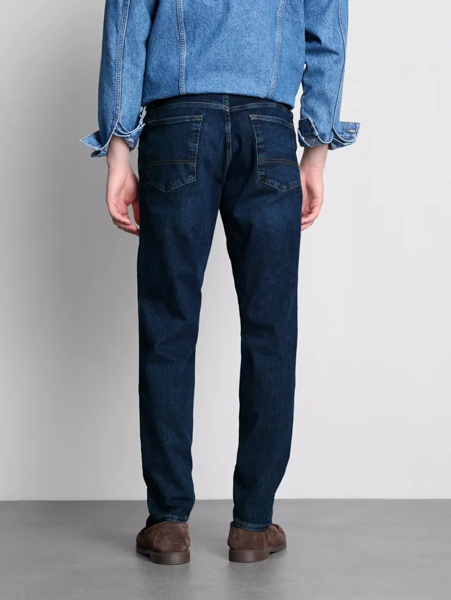 Jeans de cintura média e corte justo