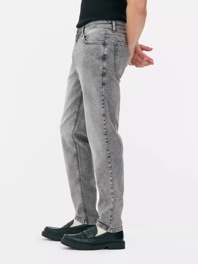 Jeans de cintura média e corte justo