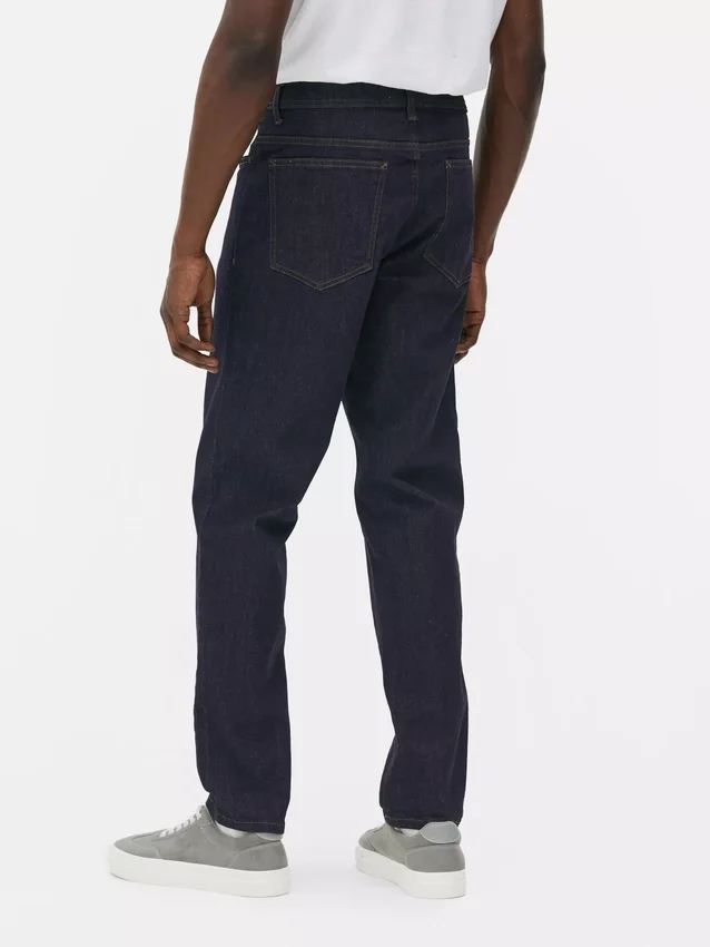 Jeans de cintura média e corte justo