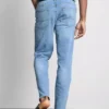 Jeans de cintura média e corte justo