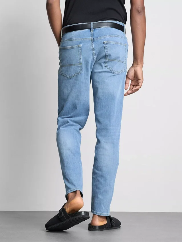 Jeans de cintura média e corte justo
