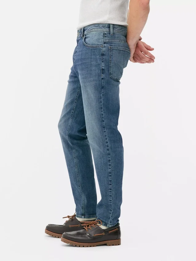 Jeans de cintura média e corte justo
