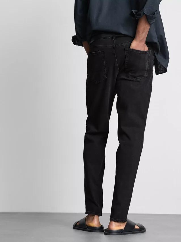 Jeans de cintura média e corte justo