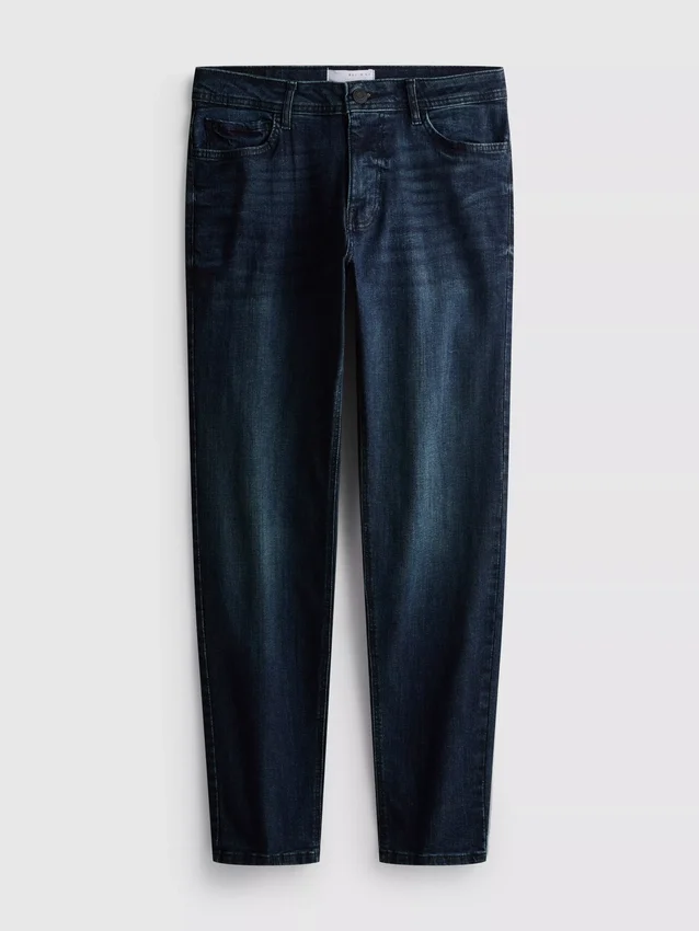 Jeans de cintura média e corte justo