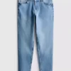 Jeans de cintura média e corte justo