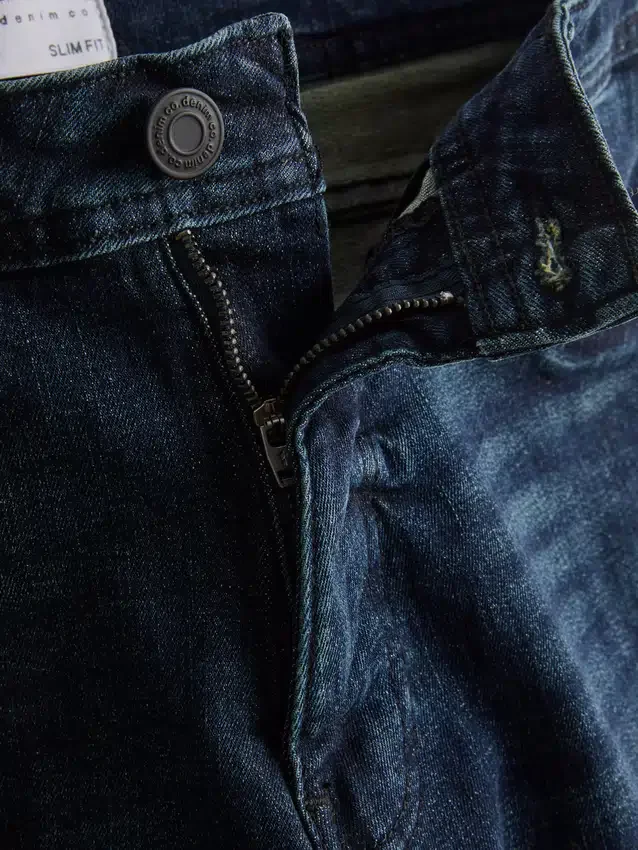 Jeans de cintura média e corte justo