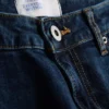 Jeans de cintura média e corte justo
