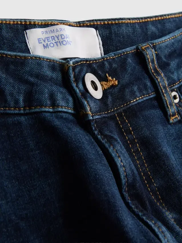 Jeans de cintura média e corte justo