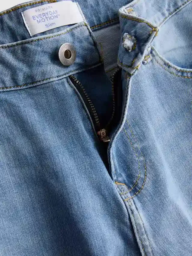 Jeans de cintura média e corte justo