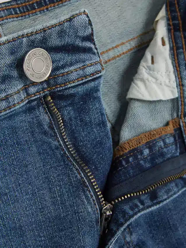 Jeans de cintura média e corte justo