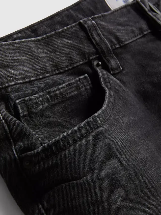 Jeans de cintura média e corte justo