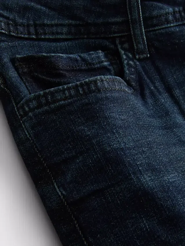 Jeans de cintura média e corte justo