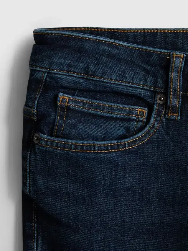 Jeans de cintura média e corte justo