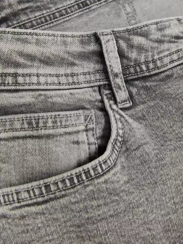 Jeans de cintura média e corte justo
