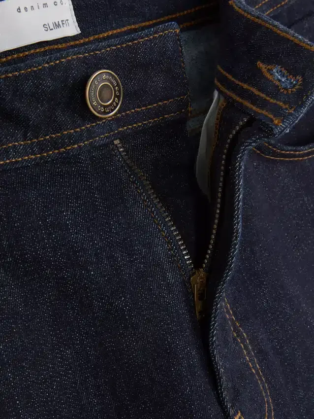 Jeans de cintura média e corte justo